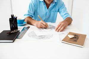 qué es un estudio de validez de patentes - hombre con camisa azul clara