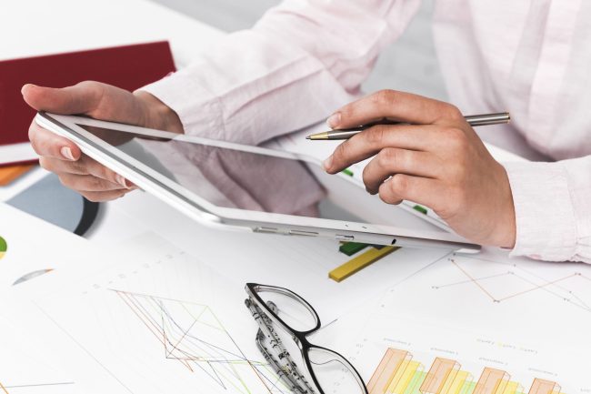 Valoración económica de tecnología - tablet blanca con lapiz
