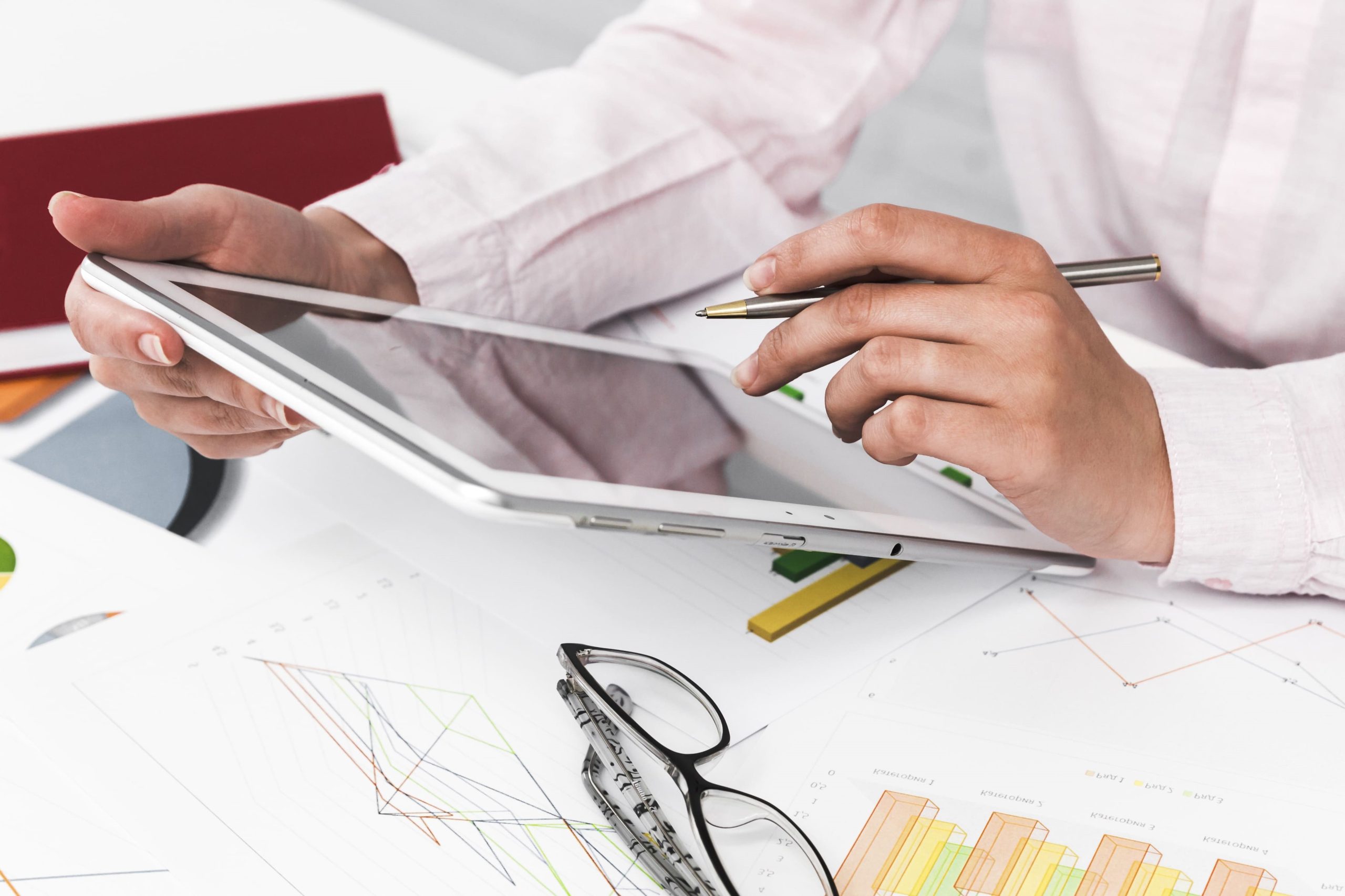 Valoración económica de tecnología - tablet blanca con lapiz
