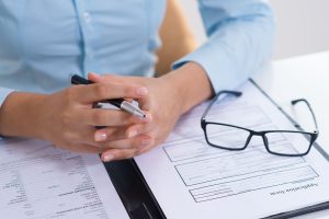 contratar redacción de modelo de utilidad-camisa azul